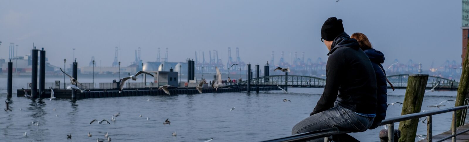 GBI Hamburg Bestatter Paar sitzt am Hamburger Hafen
